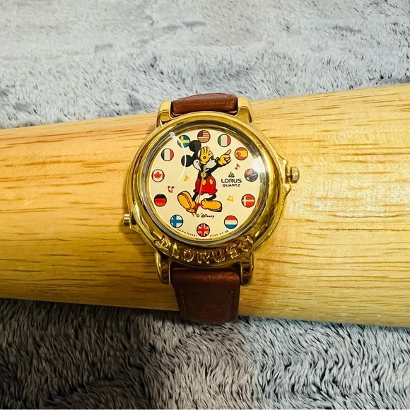 Vintage Disney Lorus Quartz Musical Mickey Mouse World Flags Watch - Picture 2 of 11